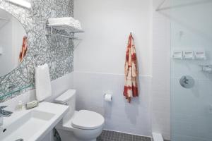 罗利The Longleaf Hotel的浴室配有白色卫生间和盥洗盆。
