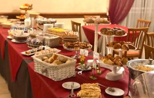 阿奎泰尔梅华伦天奴酒店的红色桌布上满食物的桌子
