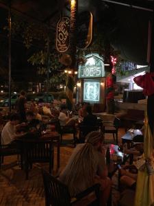 美奈乔伊咖啡厅&花园度假酒店的一群人晚上坐在餐馆里