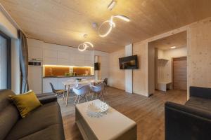 穆劳附近圣格奥尔根ARTMUR Apartment的客厅配有沙发和桌子