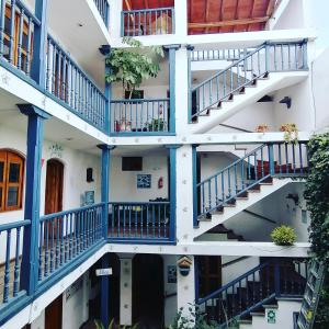 奥塔瓦洛奥塔瓦洛多纳伊斯特酒店的公寓大楼设有蓝色和白色的阳台。