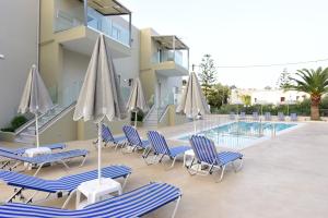 巴利恩蓝色地平线公寓的一组椅子和遮阳伞,位于游泳池旁