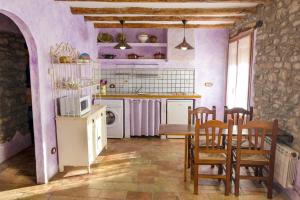 格劳斯Casa el Francés的厨房以及带桌椅的用餐室。