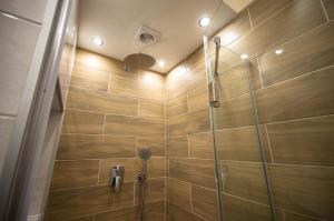基辅Smart Apartments in Kyiv Center的浴室铺有木质瓷砖,设有淋浴。