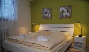 温特贝格Golfhof 7的卧室配有一张墙上有两张照片的床。