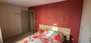 布兰肯贝赫Beau Site的卧室设有红色的墙壁和一张床