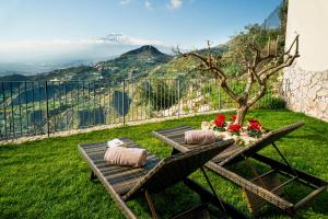 陶尔米纳Taormina Rooms Panoramic Apartments的桌椅,享有山景