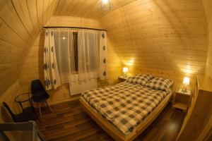 扎科帕内Domki pod Skocznią的小木屋内一间卧室,配有一张床