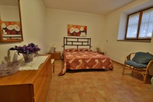 卡斯德尔诺沃贝拉登卡Villa Orizzonte的卧室配有1张床、1张桌子和1把椅子