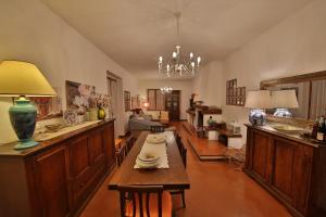 卡斯德尔诺沃贝拉登卡Villa Orizzonte的一间带桌子的客厅和一间餐厅