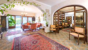 圣卡尼兹克洛彭尼斯湖畔酒店的一间带拱门的客厅和一间用餐室