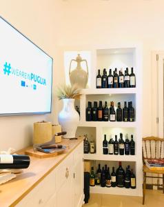 曼杜里亚Tenuta Cardinale的一间装满瓶装葡萄酒的书架的房间