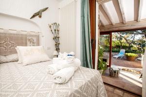 圣特雷莎加卢拉Mimma del Mar的一间卧室配有带毛巾的床