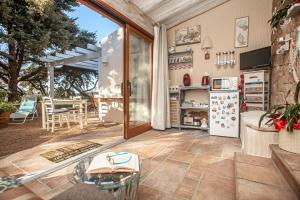圣特雷莎加卢拉Mimma del Mar的厨房设有带桌子和冰箱的庭院。