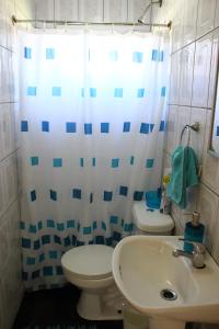 康塞普西翁HOSTAL COLLAO的一间带卫生间和水槽的浴室