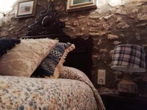 普拉德Cal Pons的一间卧室设有一张床和石墙