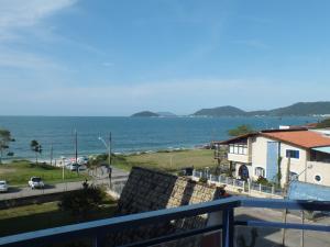 弗洛里亚诺波利斯Residencial Praia Mar的阳台享有海景。