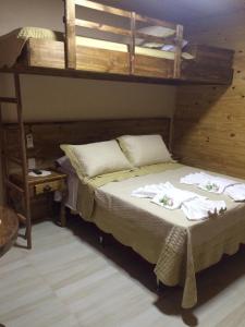 乌鲁比西Cabana Frio da Serra的一间卧室配有双层床和毛巾