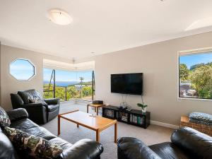 陶波Acacia Bay Getaway - Lake Taupo Holiday Home的带沙发和电视的客厅