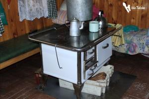 达卡卫Hospedaje Isla Talcan的一个带桌子的房间内的老炉子