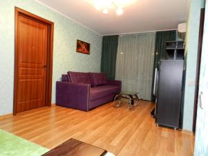 2-room Apartment on Nezalezhnoi Ukrainy Street 59, by GrandHome的休息区