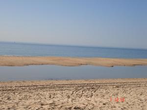 克莉丝蒂娜岛Sol y Mar的一片空旷的海滩,一片水