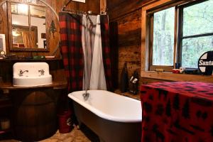 格伦罗斯Country Woods Inn的带浴缸和盥洗盆的浴室