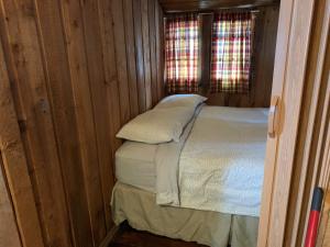 坎莫尔Rundle Chalets的小房间设有床和枕头