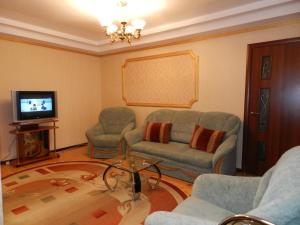 2-room Luxury Apartment on Tsentralnyi Boulevard 3, by GrandHome的休息区