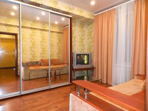 2-room Luxury Apartment on Trehubenka Street 12, by GrandHome的电视和/或娱乐中心