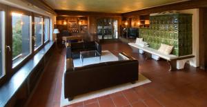 费尔德伯格Schwarzwald-Villa mit Indoor-Pool的带沙发和桌子的客厅以及窗户。