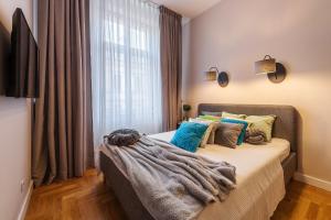 克拉科夫Scandic Apartments - Old Town的一间卧室配有一张床铺,床上有毯子