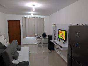 卡波布里奥Duplex Cabo frio I的带沙发和电视的客厅