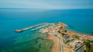 马萨龙港30º Hotels - Hotel Dos Playas Mazarrón的海港的空中景色,水中有船只