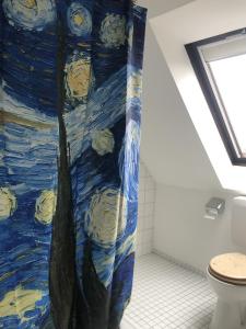 杜塞尔多夫Einzel-Apartment Düsseldorf Oberkassel的一间带卫生间的客房内配有淋浴帘的浴室