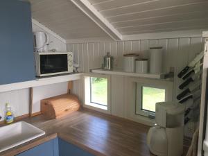 Two-Bedroom Holiday Home for 6 in Vemmingbund的休息区