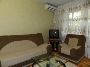 1-room Apartment on Poshtova Street 169, by GrandHome的休息区