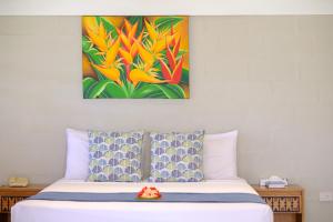 马洛洛莱莱种植园岛度假酒店的一间卧室配有一张壁画床