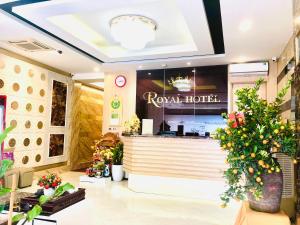 河内The Royal Hotel Near West Lake的商店里带柜台和鲜花的餐厅