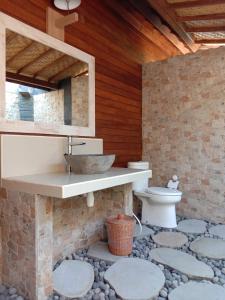 蓝梦岛蓝梦岛山林小屋的一间带水槽和卫生间的浴室
