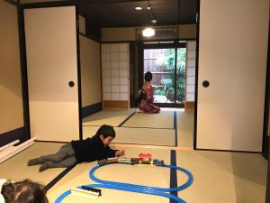 京都京ﾉ家 五条西洞院的躺在地板上的男孩玩玩具火车