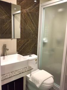 卡瓦延市MAISON HOTEL的一间带水槽、卫生间和淋浴的浴室