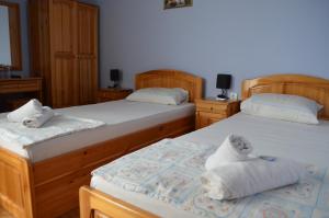 鲁塞Hotel Kramus的一间卧室配有两张带毛巾的床