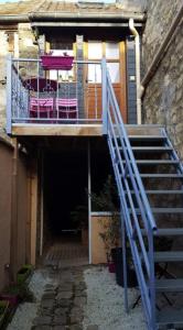 Beaumont-sur-Oise洛克公寓的楼梯通往带粉红色椅子的房子