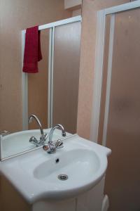 斯赫拉芬赞德Bungalow 6 personen的浴室设有白色水槽和镜子