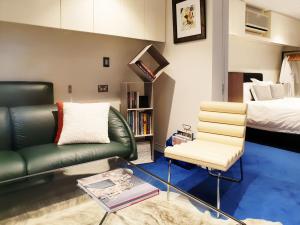 悉尼Luxe Executive Suite with breakfast and snacks in Paddington near Rushcutters Bay, Darlinghurst, St Vincents的客厅配有沙发和1张床