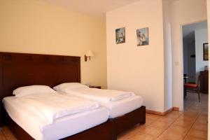 拉克鲁斯Hapimag Ferienwohnungen Puerto de la Cruz的一间卧室配有两张带白色床单的床