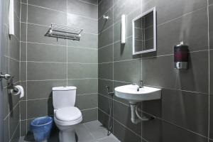 怡保UrbanStay Industrial的一间带卫生间和水槽的浴室