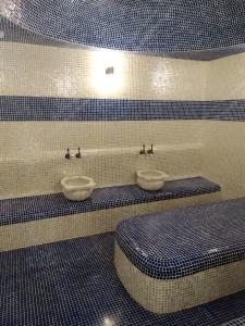 MarneuliKavKaz Hotel & Restaurant的浴室设有2个水槽和2个卫生间