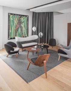 斯普利特briig boutique hotel的客厅配有椅子、沙发和桌子